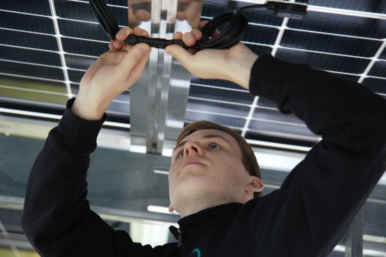 Handwerker, der eine Solaranlage wartet
