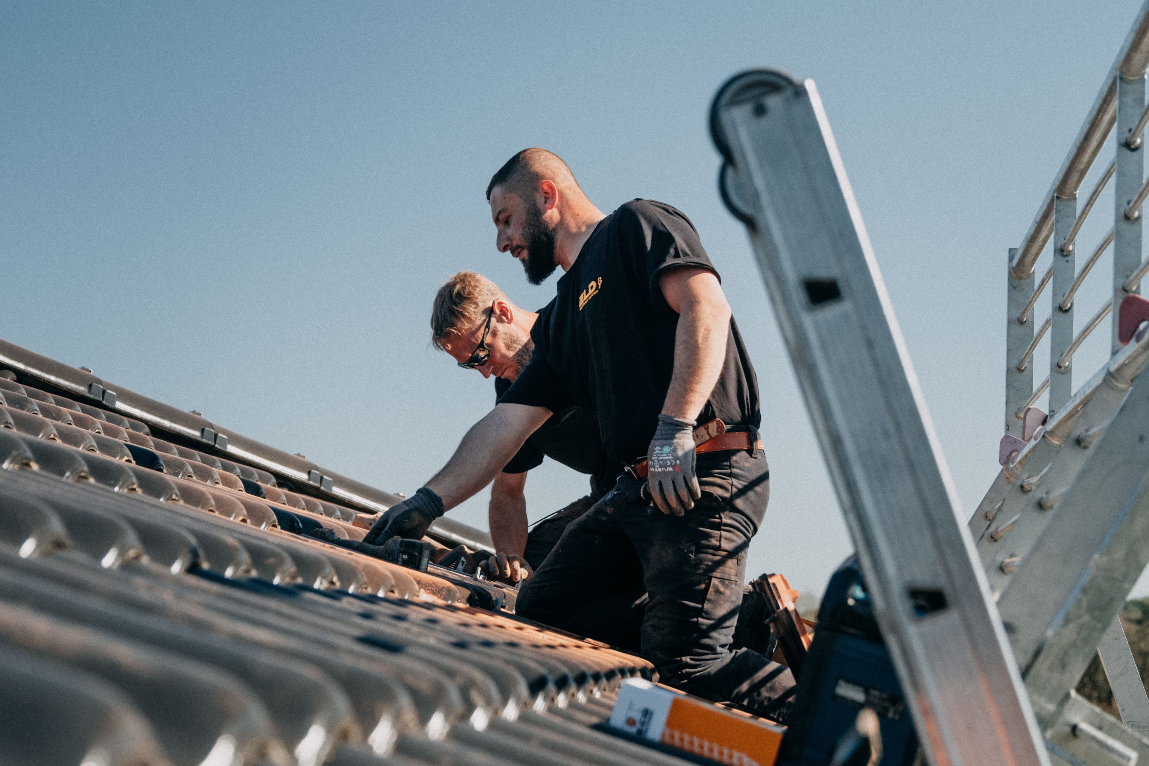 Handwerker auf Dach